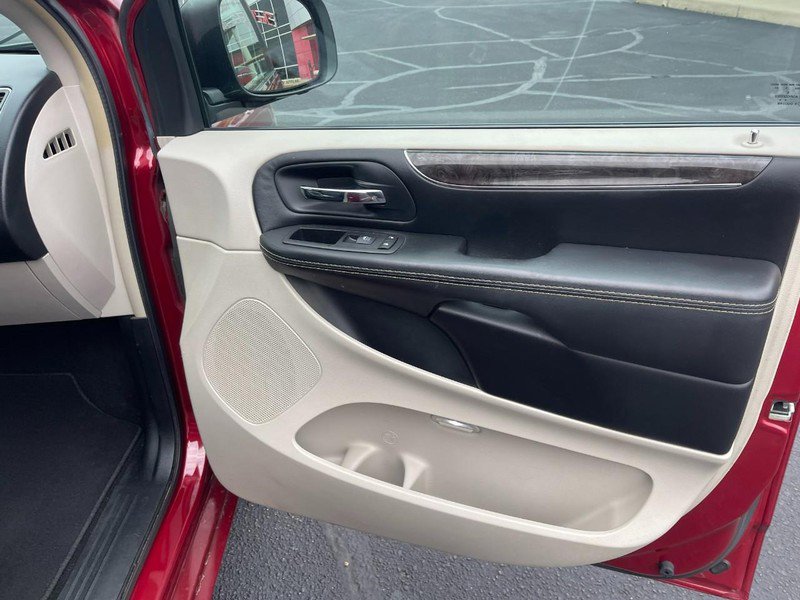 Used 2016 Chrysler Town & Country Touring w/ Driver Convenience Group image 11