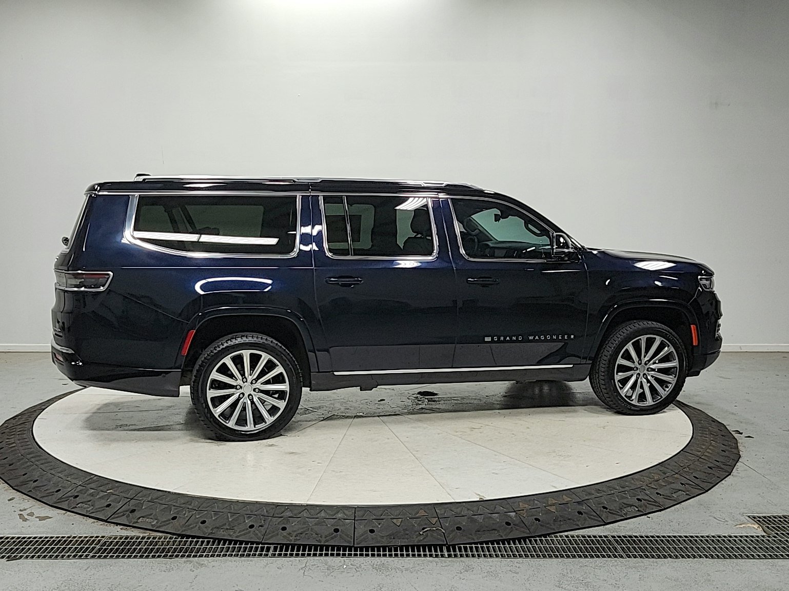 Used 2023 Jeep Grand Wagoneer L Series II w/ Convenience Group III AWD/4WD image 11