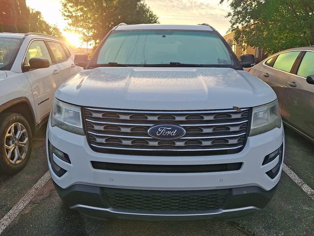 Used 2017 Ford Explorer XLT w/ Equipment Group 202A FWD image 2