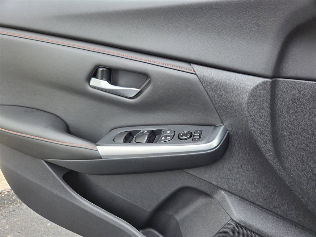 Used 2025 Nissan Sentra SR w/ SR Premium Package image 15