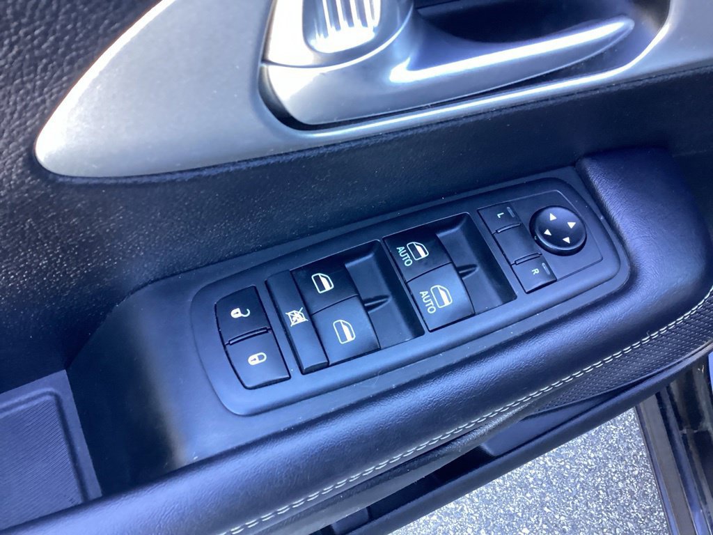 Used 2019 Chrysler Pacifica Touring-L w/ S Appearance Package FWD image 12