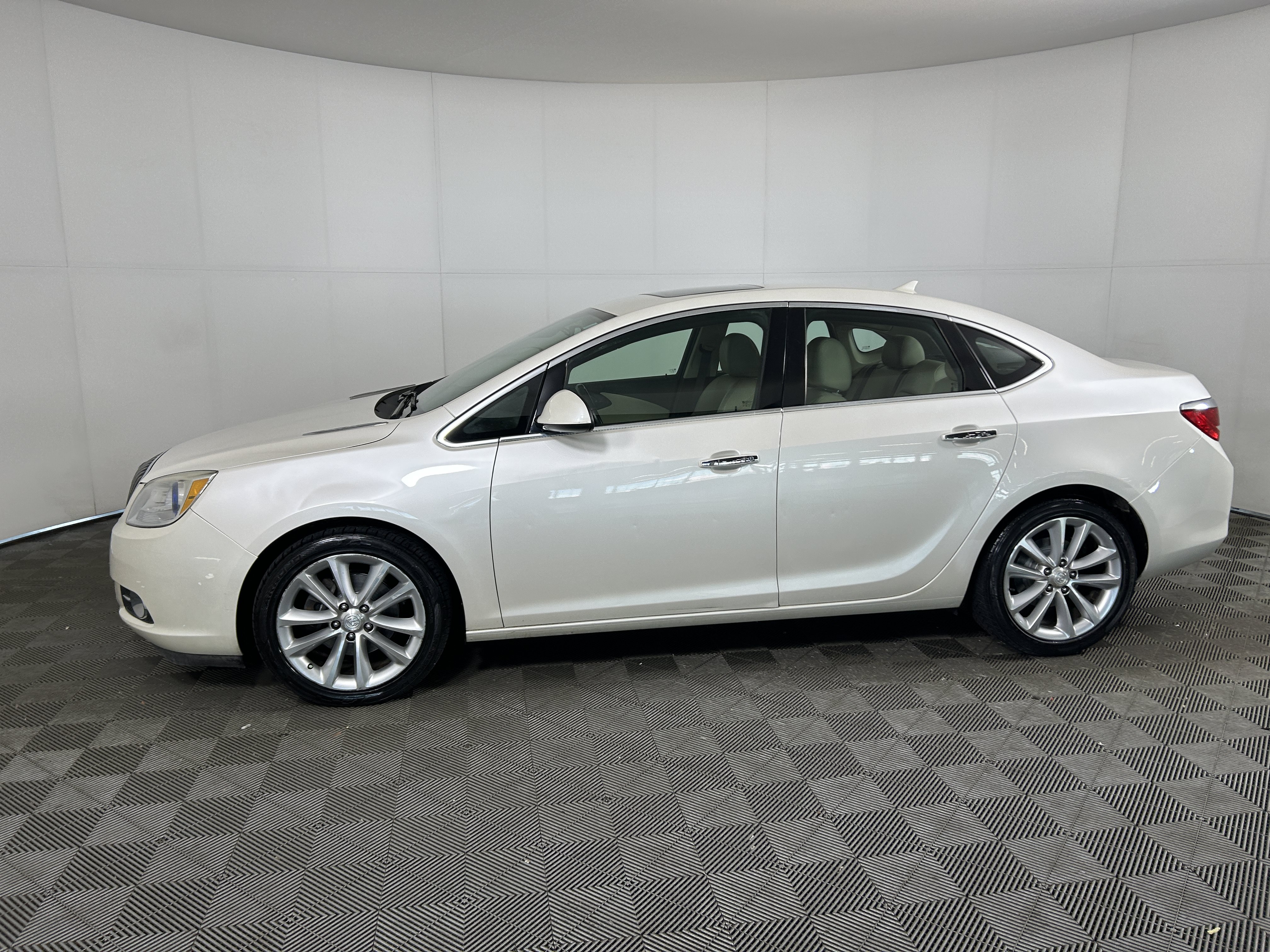 Used 2014 Buick Verano Leather FWD image 2