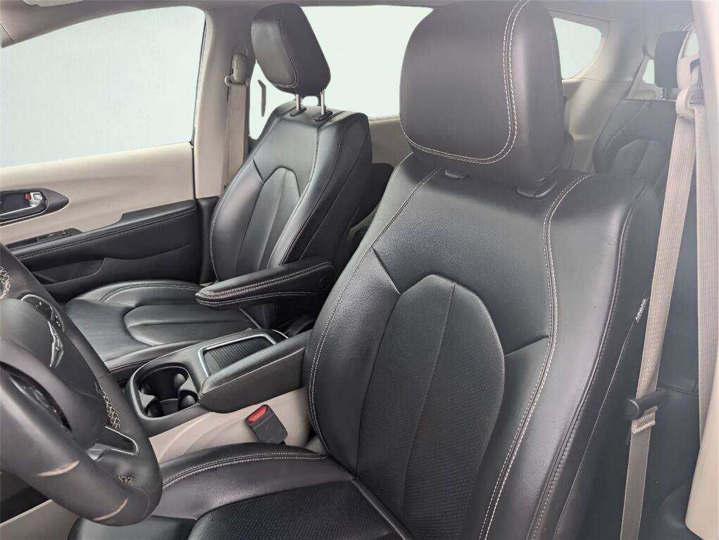 Used 2023 Chrysler Pacifica Touring-L FWD image 38
