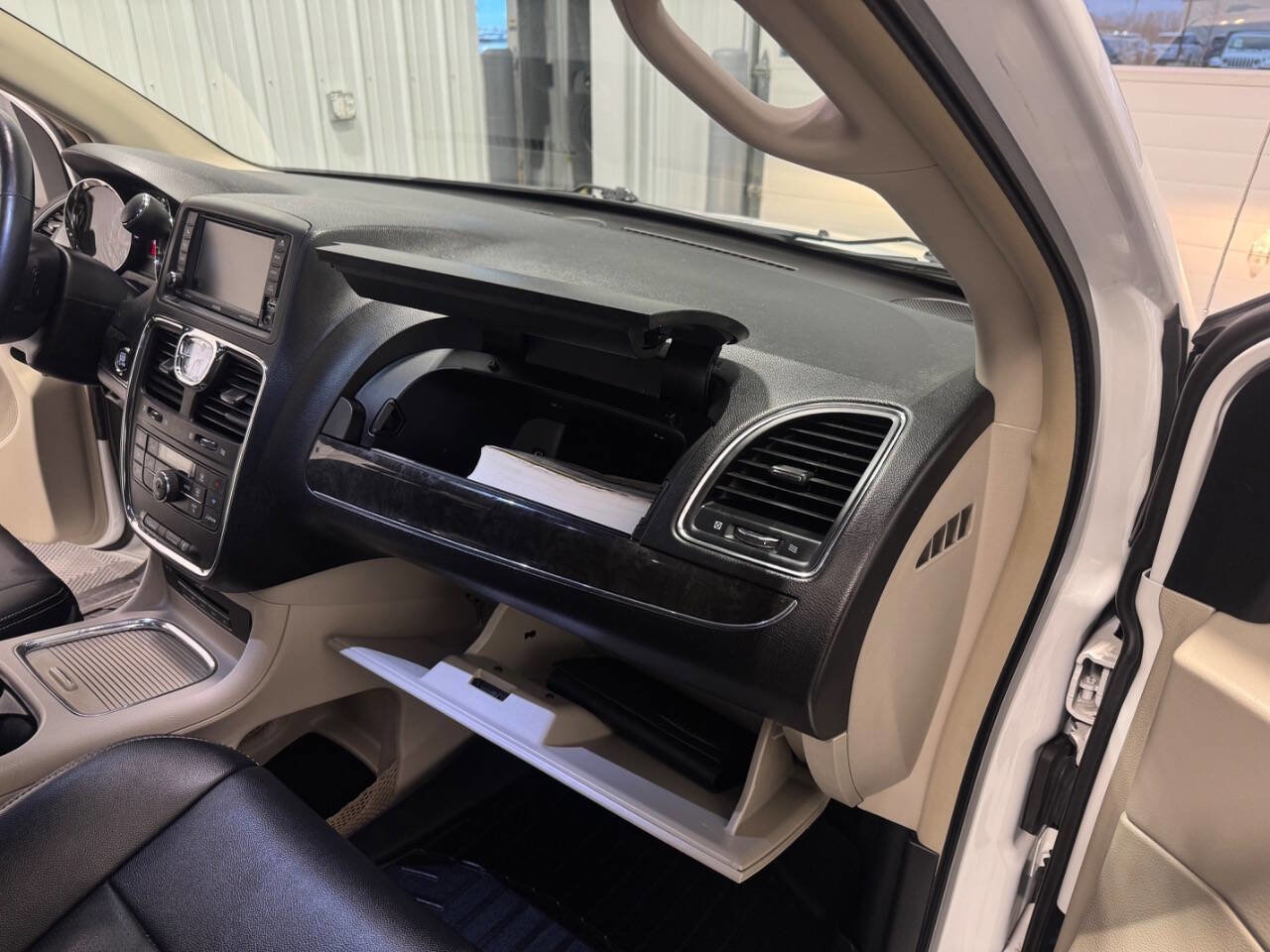 Used 2015 Chrysler Town & Country Touring-L w/ Driver Convenience Group image 23