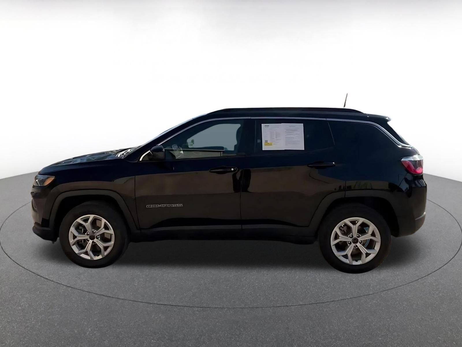 Used 2025 Jeep Compass Latitude AWD/4WD image 10
