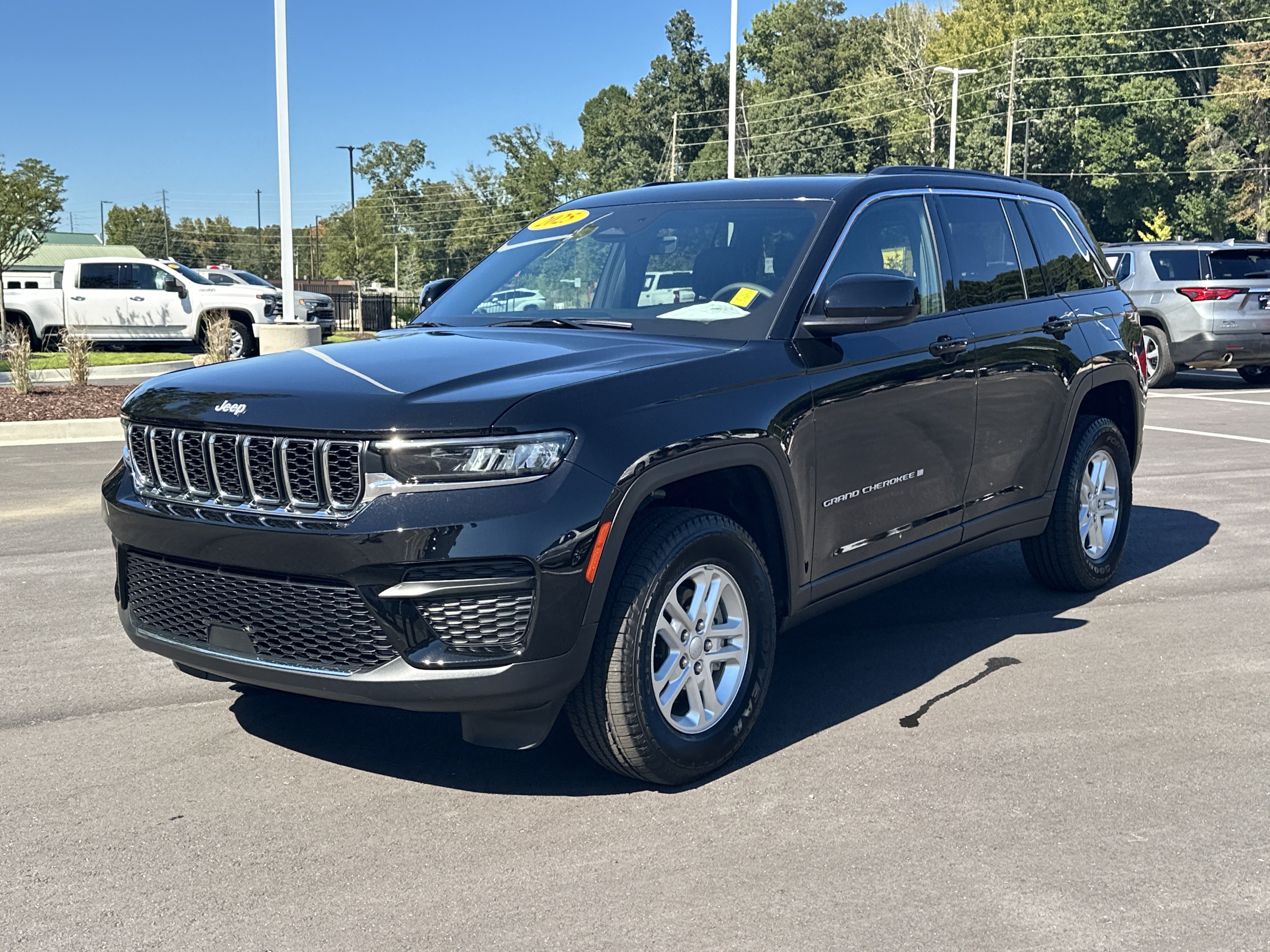 Used 2025 Jeep Grand Cherokee Laredo w/ Luxury Tech Group I RWD image 4
