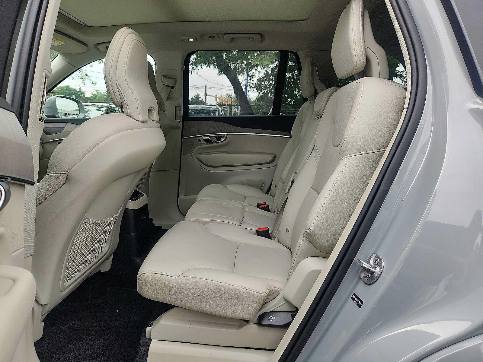 Certified 2025 Volvo XC90 T8 Plus w/ Protection Package AWD/4WD image 10