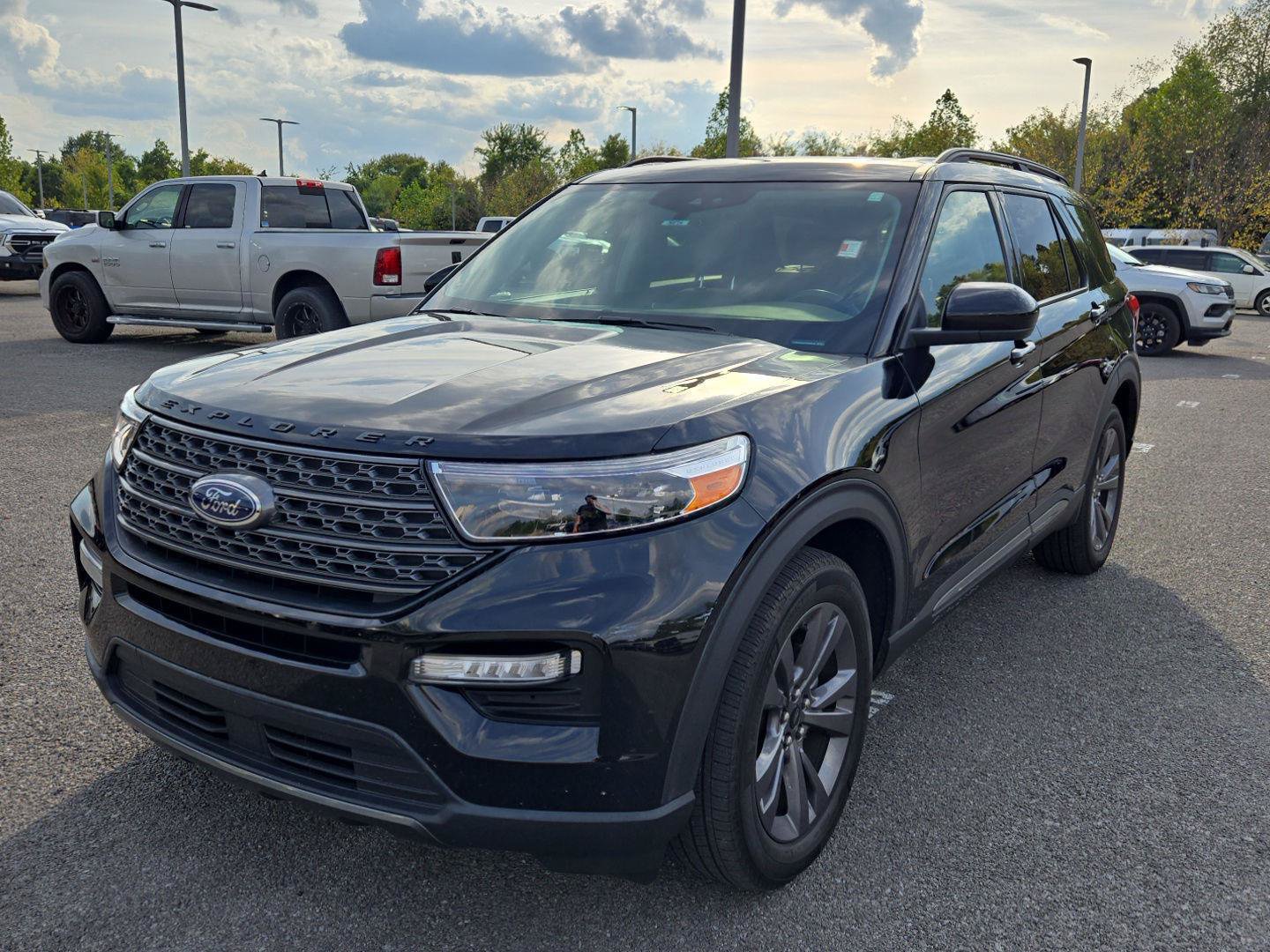 Used 2023 Ford Explorer XLT w/ Equipment Group 202A AWD/4WD image 3