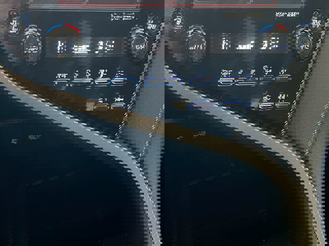 Used 2020 Toyota Camry SE w/ Sunroof Package image 19