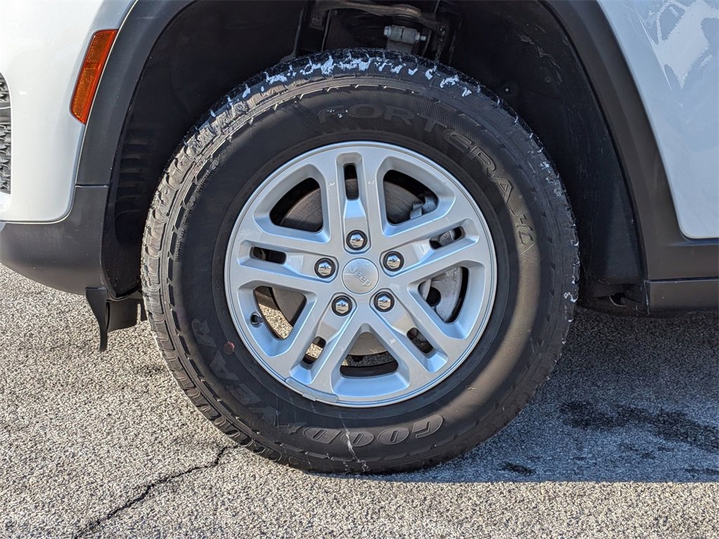 Used 2024 Jeep Grand Cherokee Laredo image 26