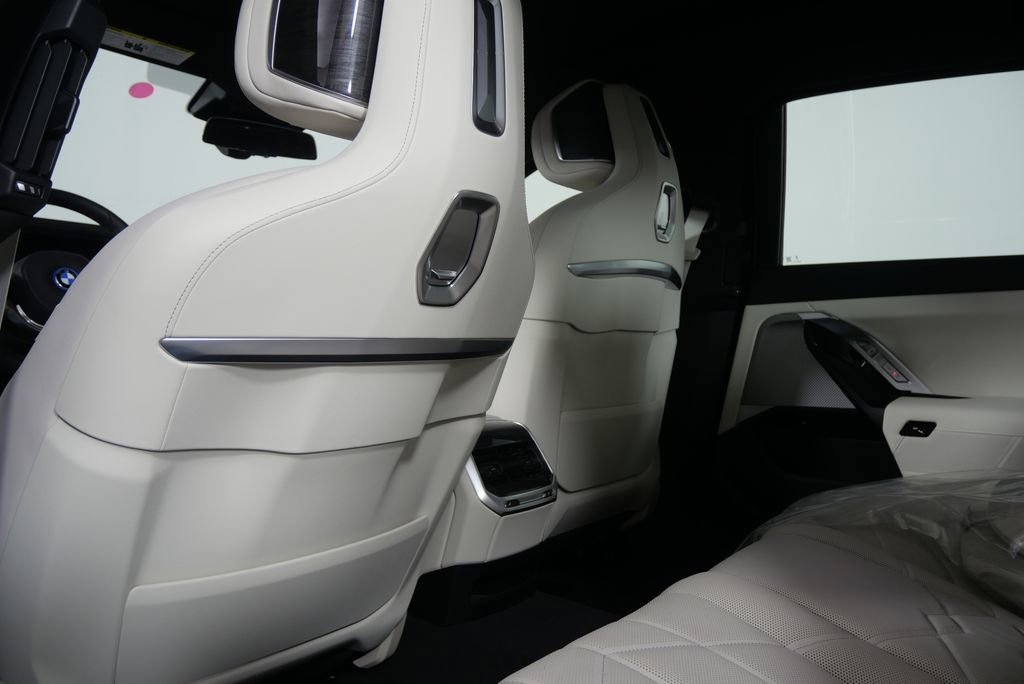 Used 2025 BMW i7 xDrive60 w/ Premium Package image 17