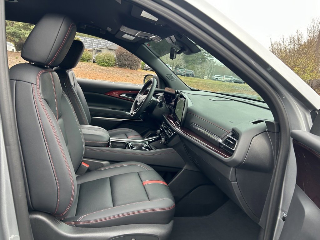 Used 2025 Chevrolet Traverse RS image 54