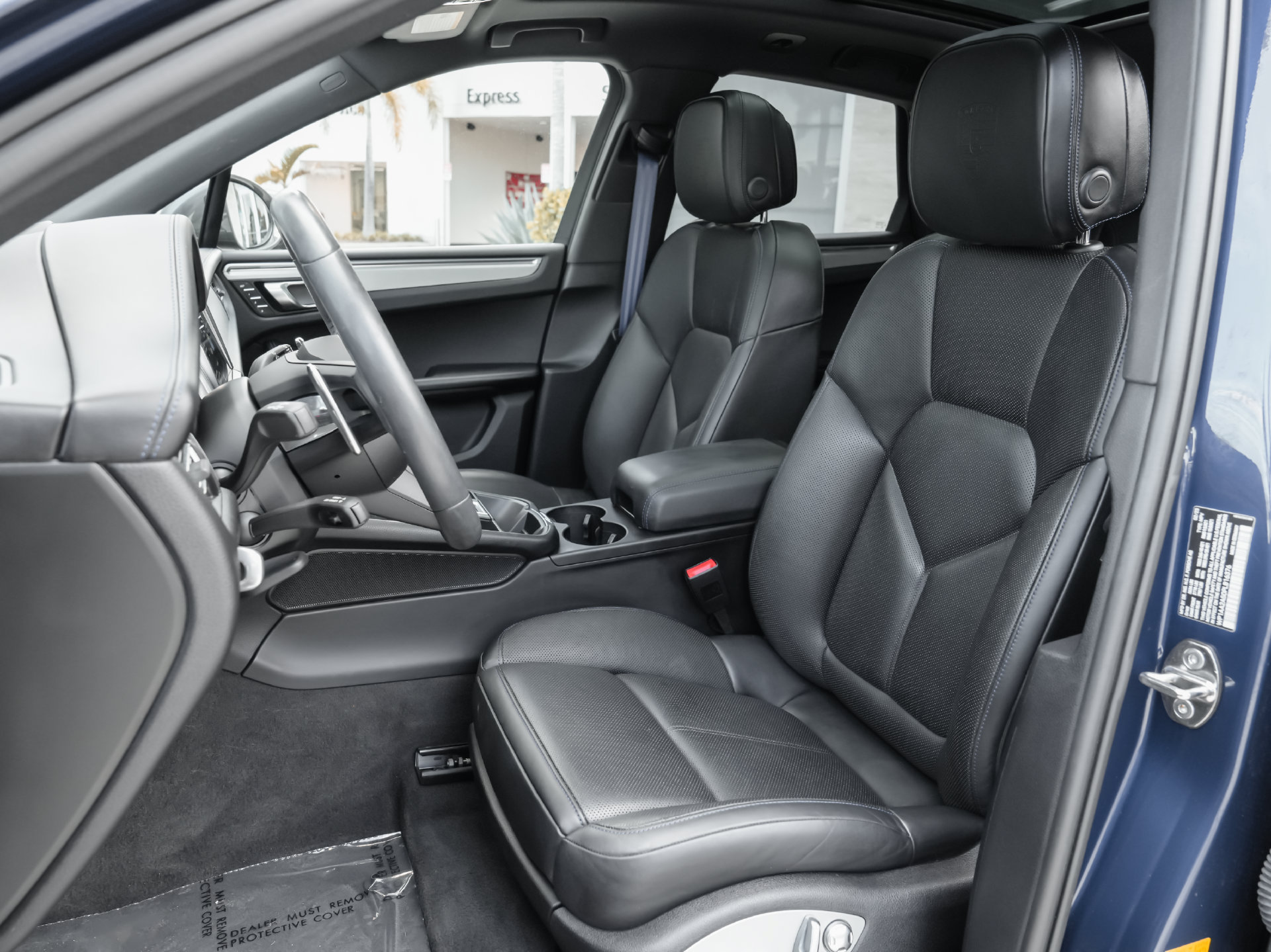 Used 2023 Porsche Macan Turbo AWD/4WD image 3