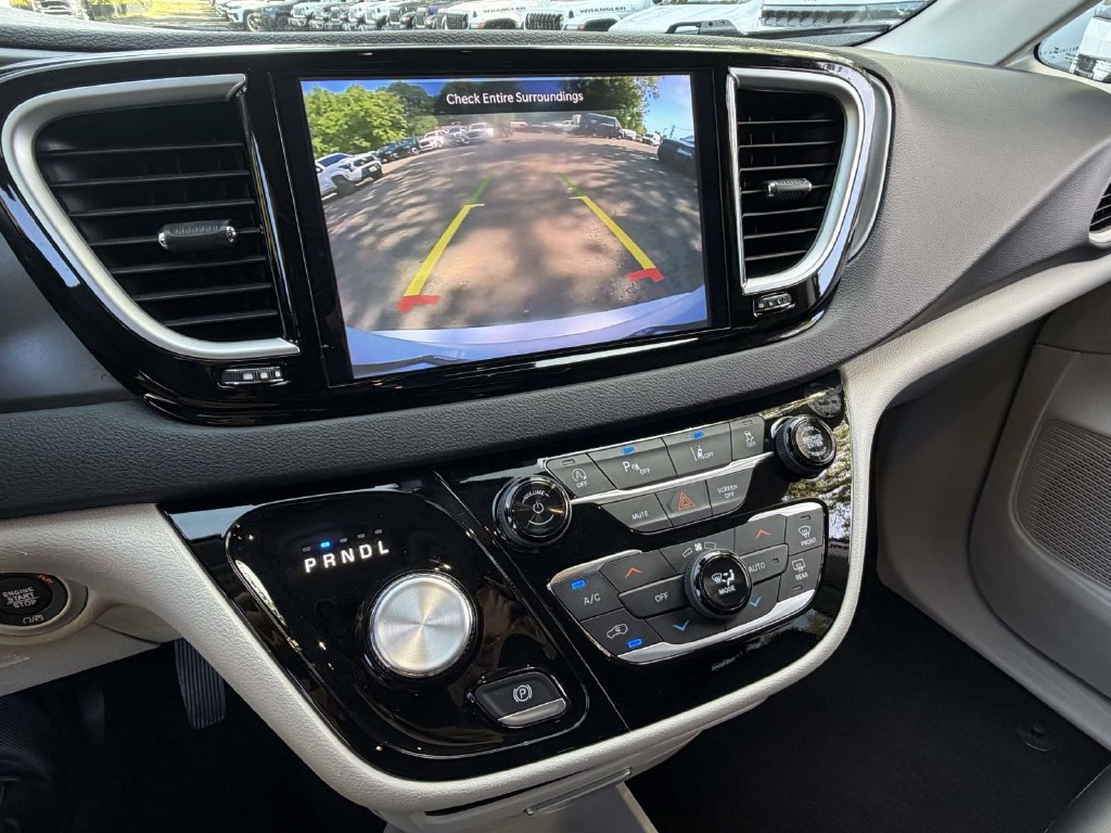 Used 2024 Chrysler Pacifica Touring-L FWD image 18