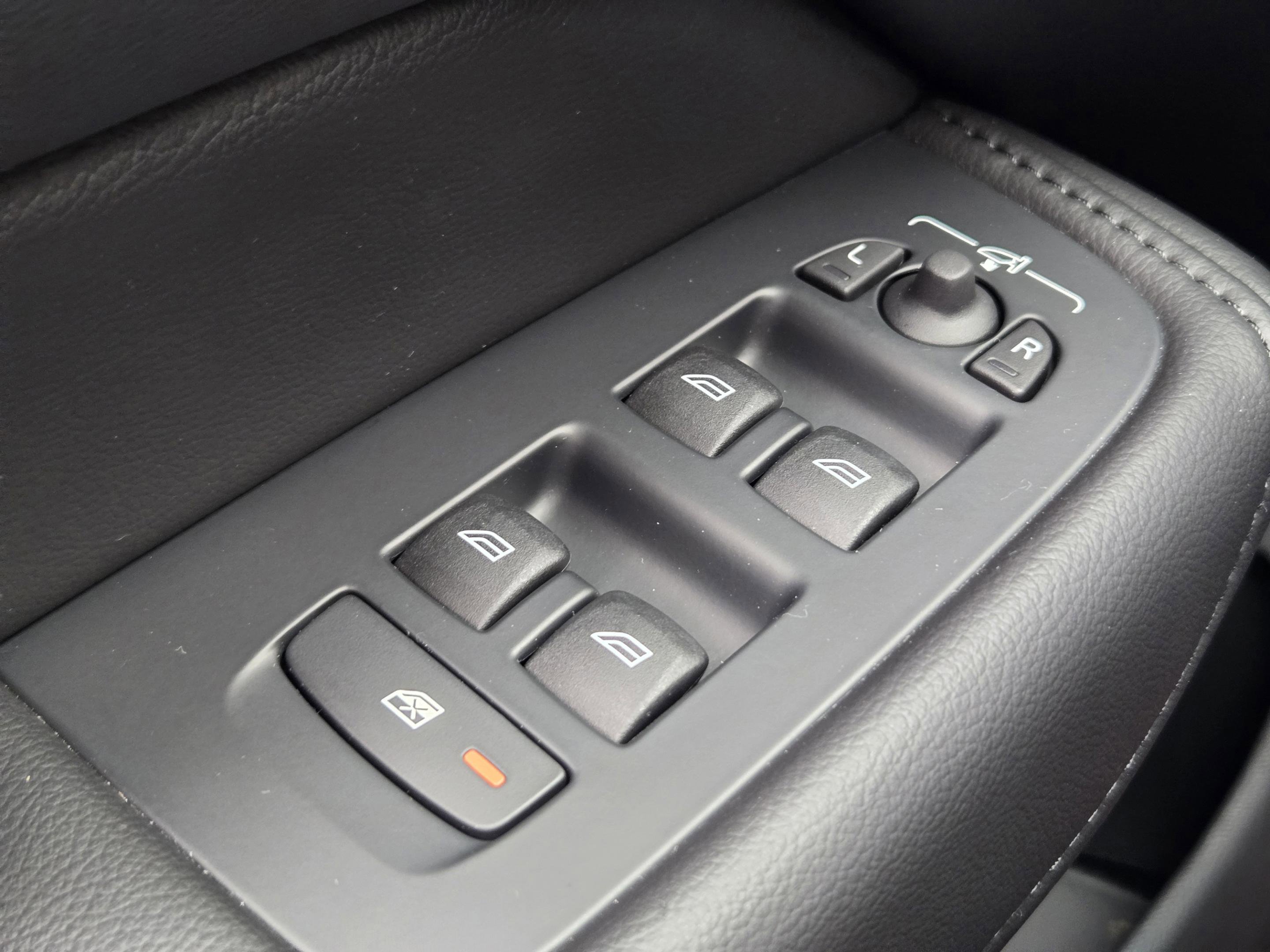 Used 2023 Volvo XC60 B5 Core w/ Climate Package image 34