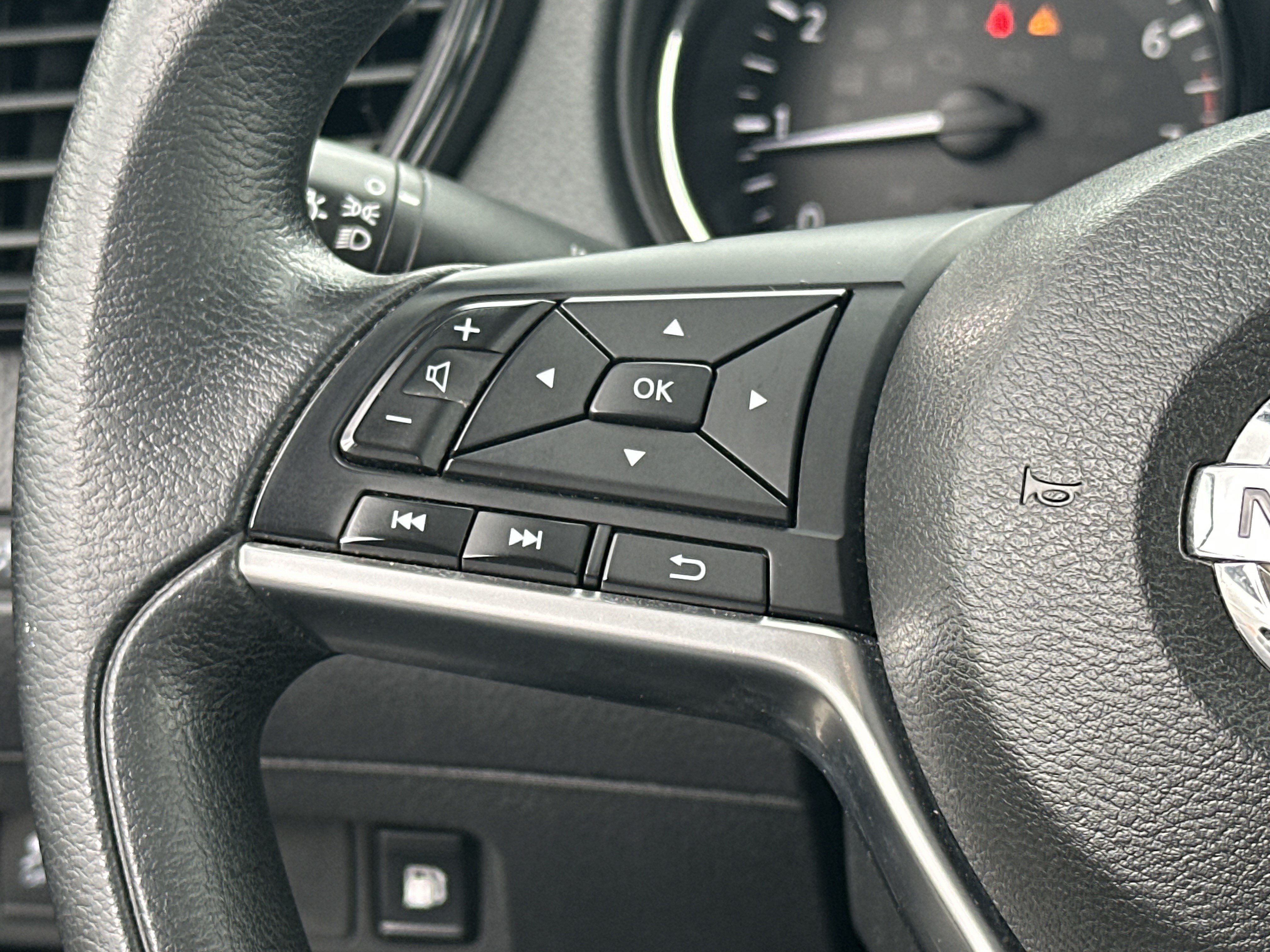 Used 2018 Nissan Rogue S AWD/4WD image 18
