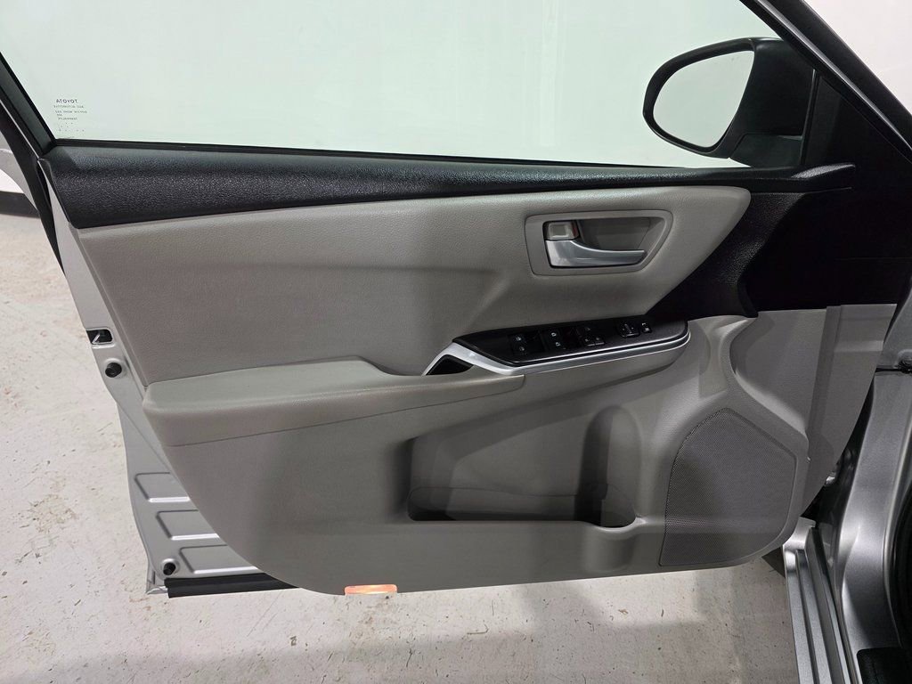 Used 2017 Toyota Camry SE image 16