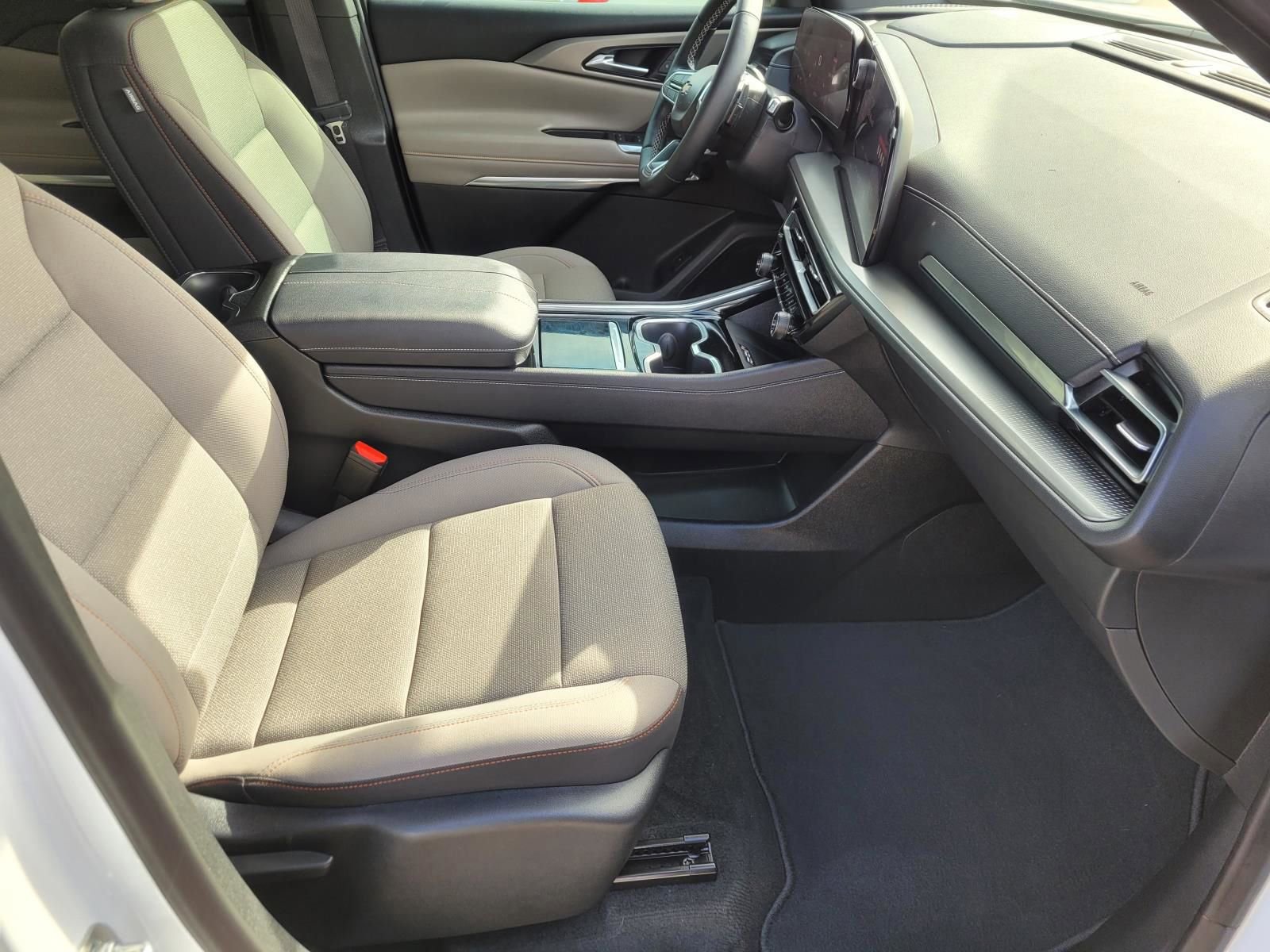 Used 2024 Chevrolet Traverse LT image 10