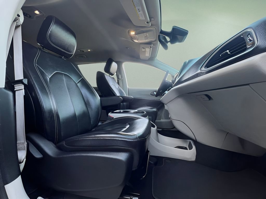 Used 2022 Chrysler Pacifica Touring-L FWD image 23