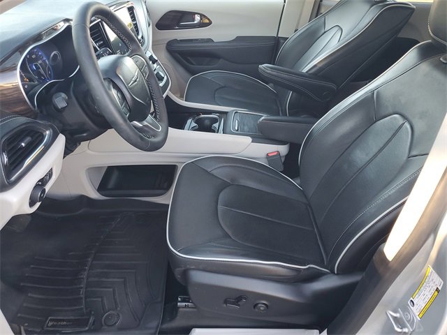Used 2024 Chrysler Pacifica Limited w/ Uconnect Theater Family Group image 5