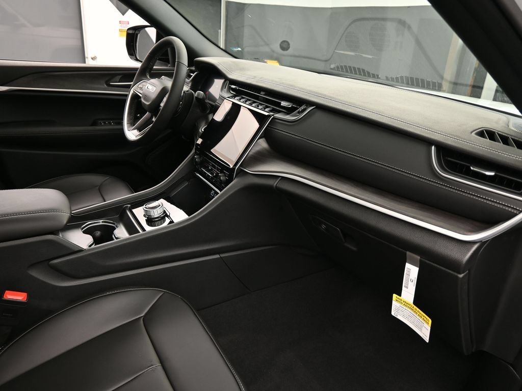 Used 2025 Jeep Grand Cherokee L Limited RWD image 40