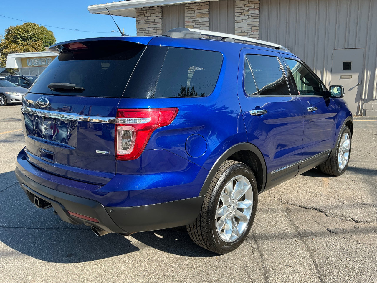 Used 2014 Ford Explorer XLT w/ Equipment Group 202A image 3