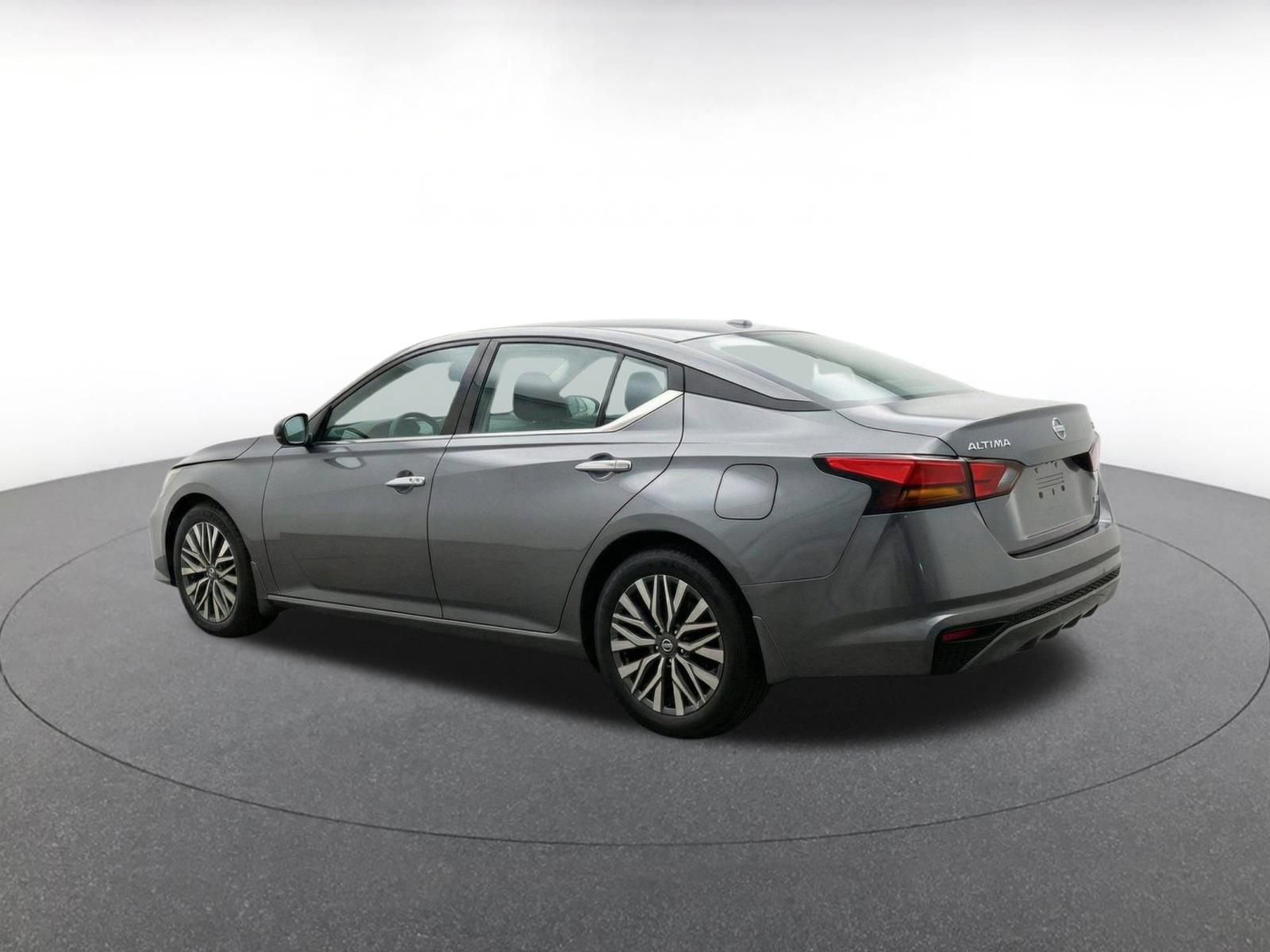 Used 2025 Nissan Altima 2.5 SV FWD image 6