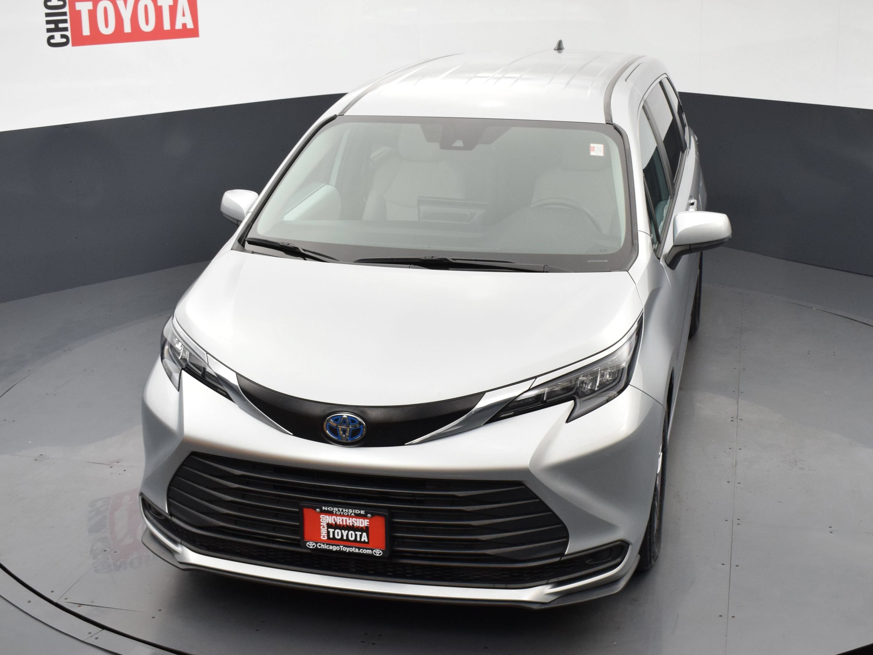 Used 2025 Toyota Sienna LE FWD image 24