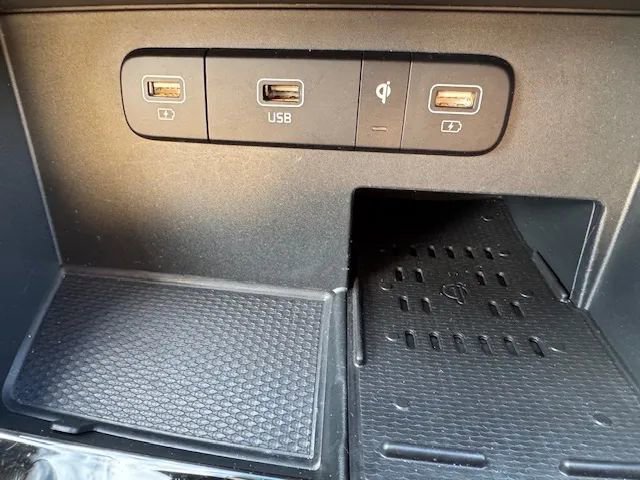 Used 2024 Kia Carnival EX image 20