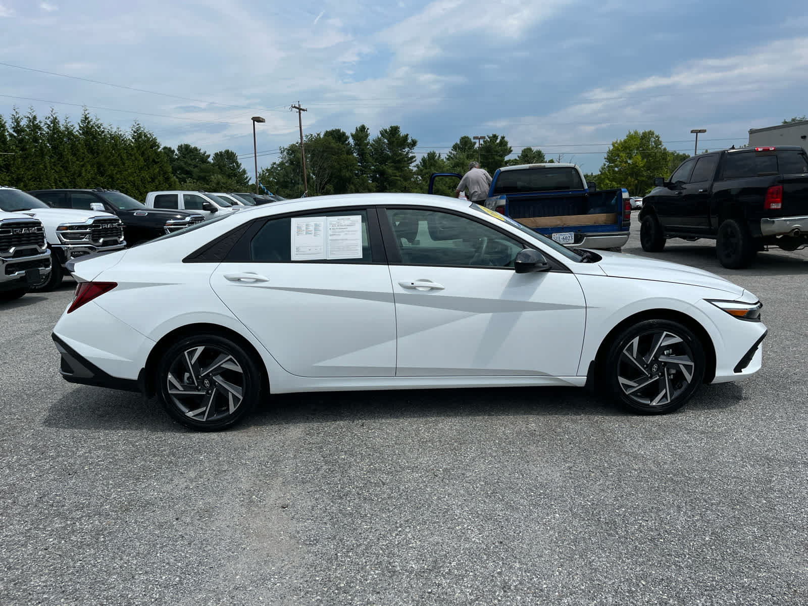 Used 2025 Hyundai Elantra SEL FWD image 2