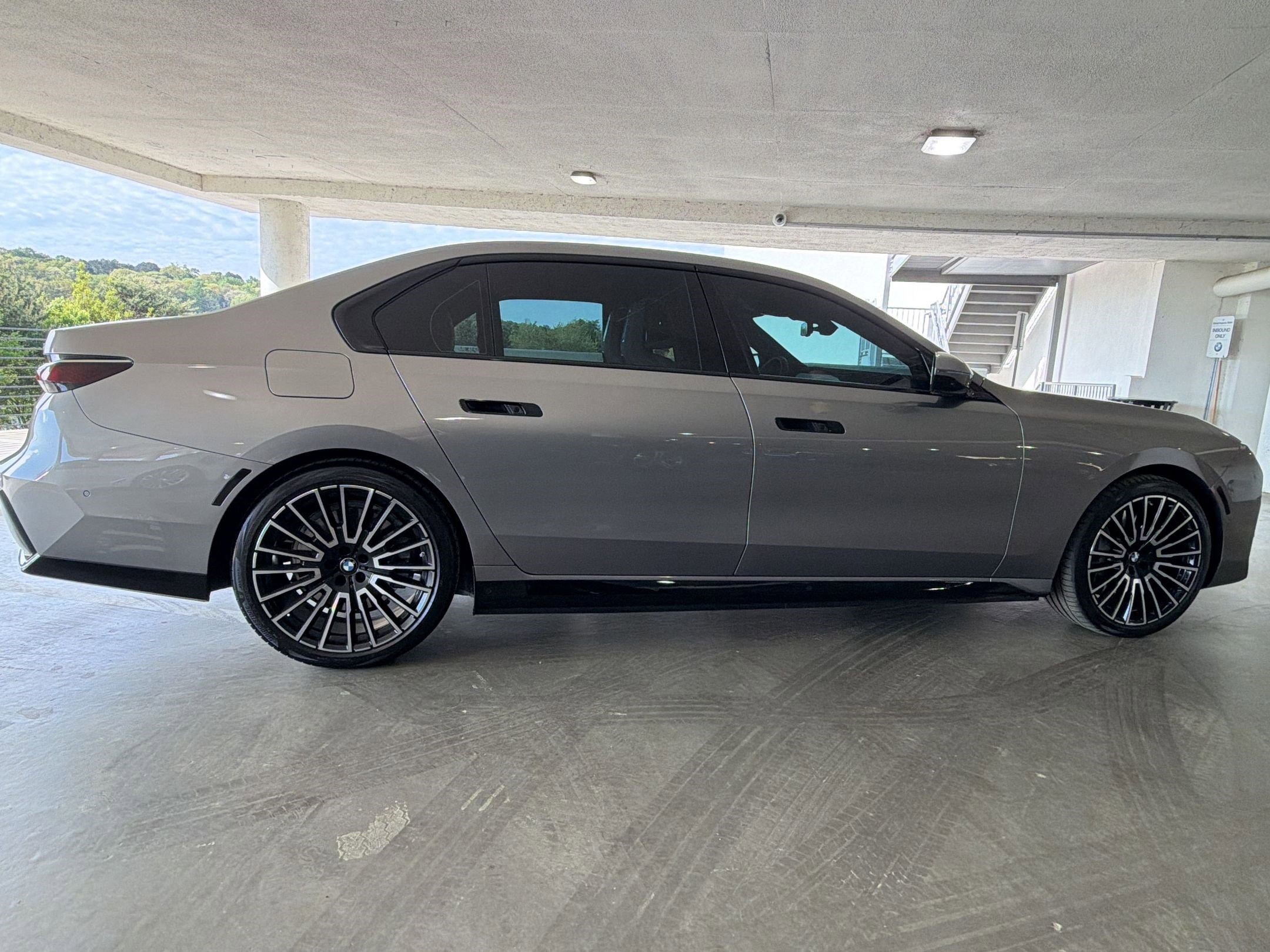 Used 2025 BMW 750e xDrive w/ Executive Package image 7