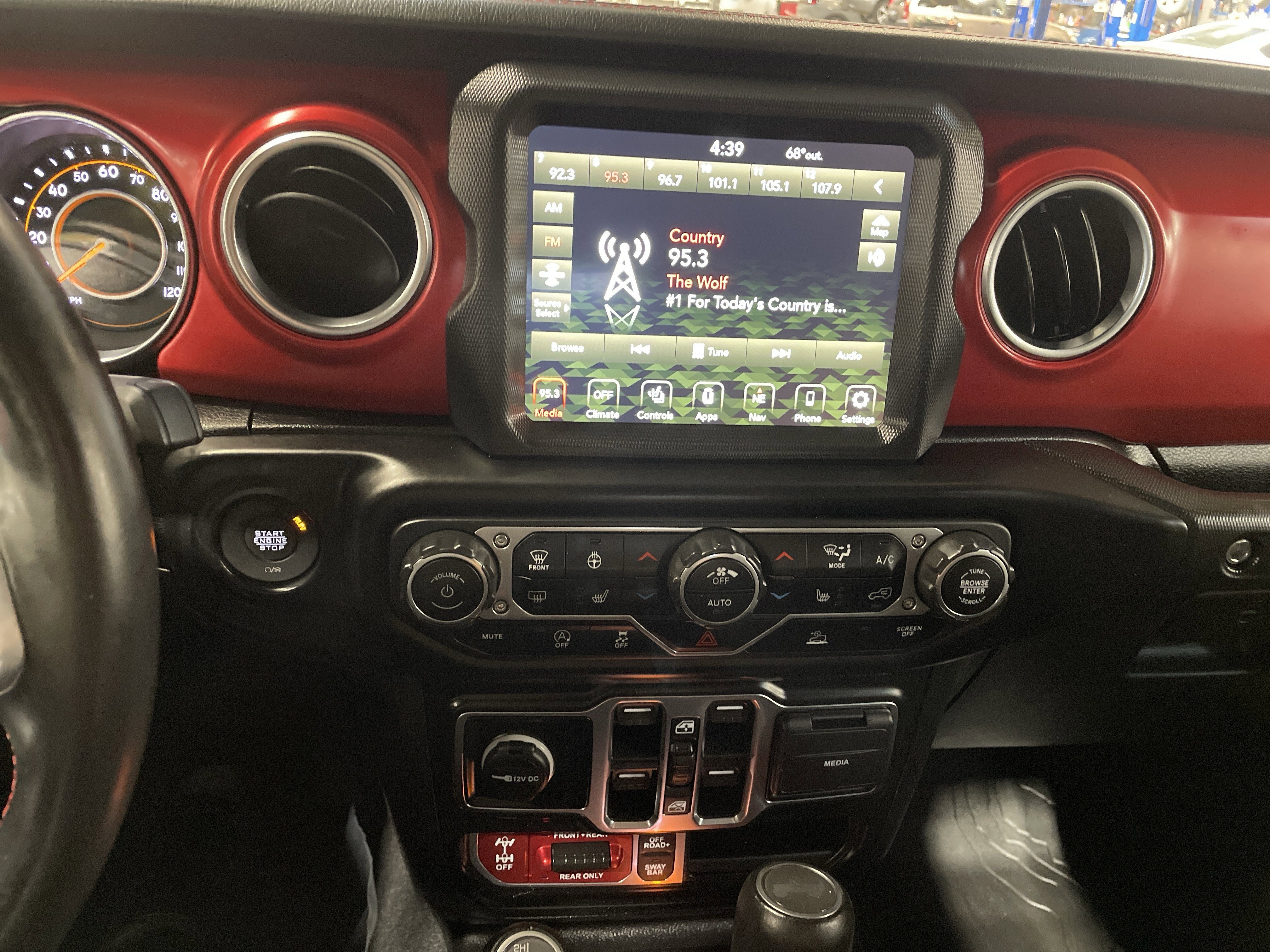 Certified 2023 Jeep Wrangler Unlimited Rubicon w/ Cold Weather Group AWD/4WD image 35