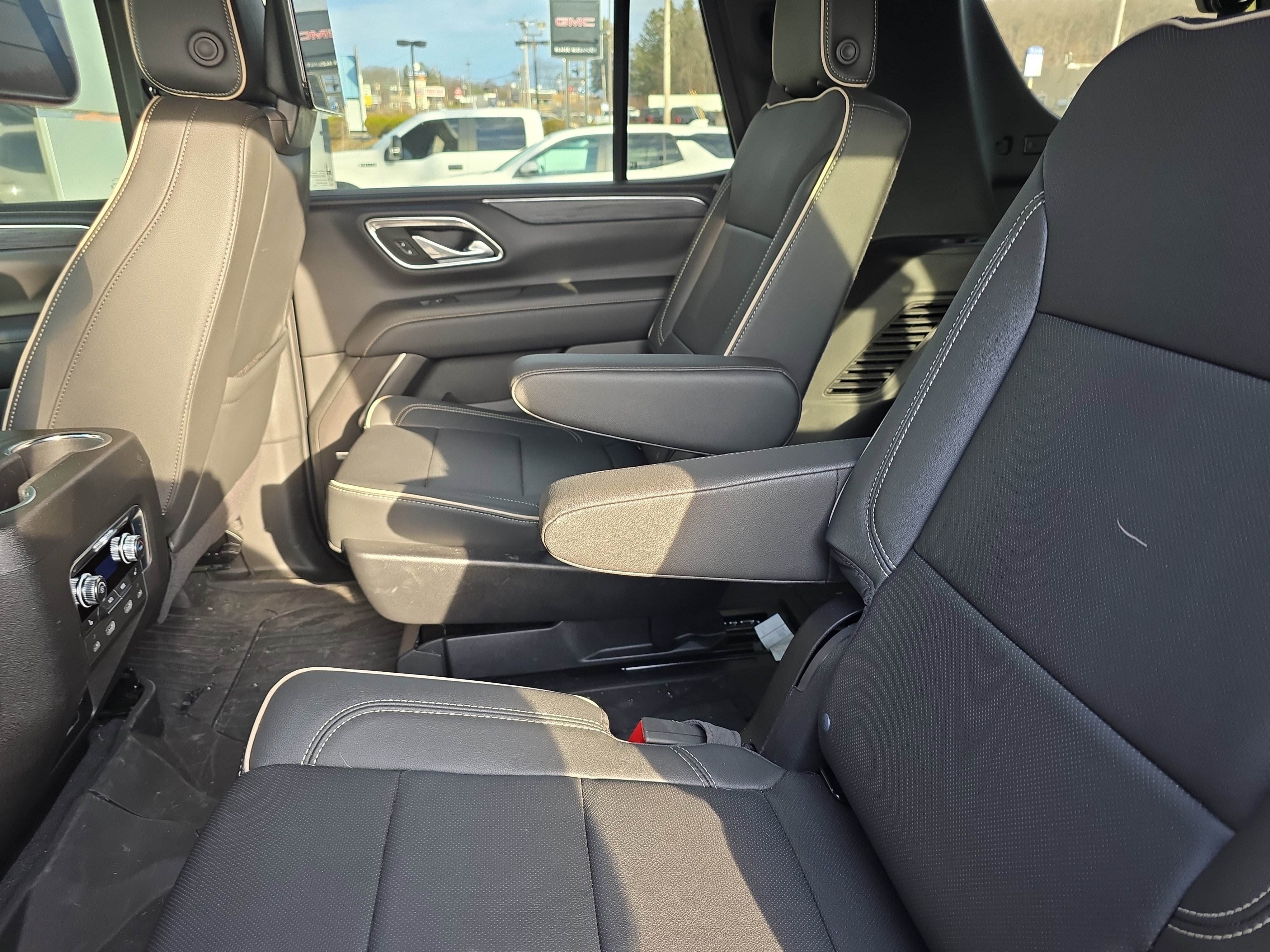 Used 2024 GMC Yukon SLT w/ SLT Luxury Package image 9