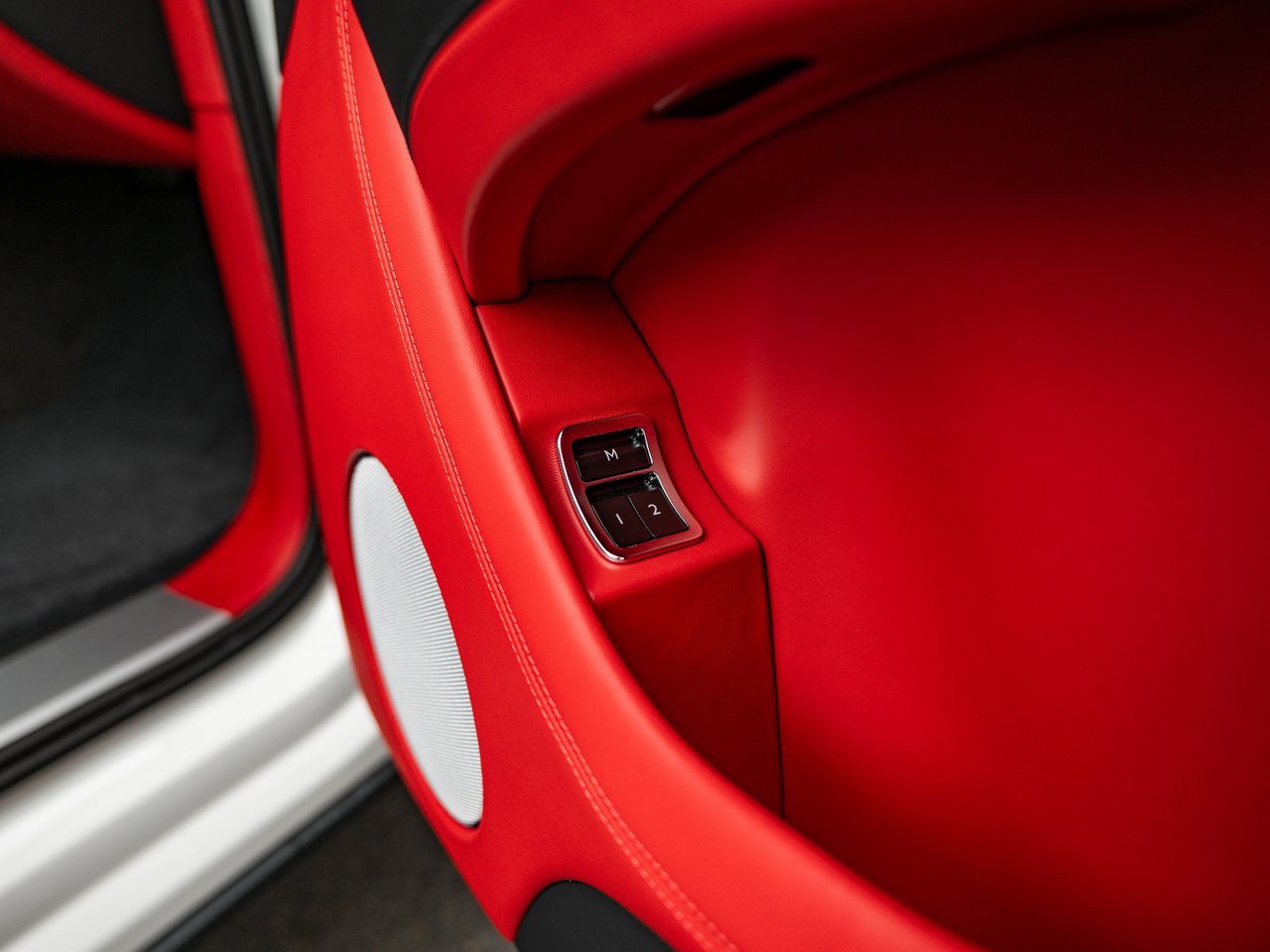 Used 2025 Bentley Bentayga V8 image 30