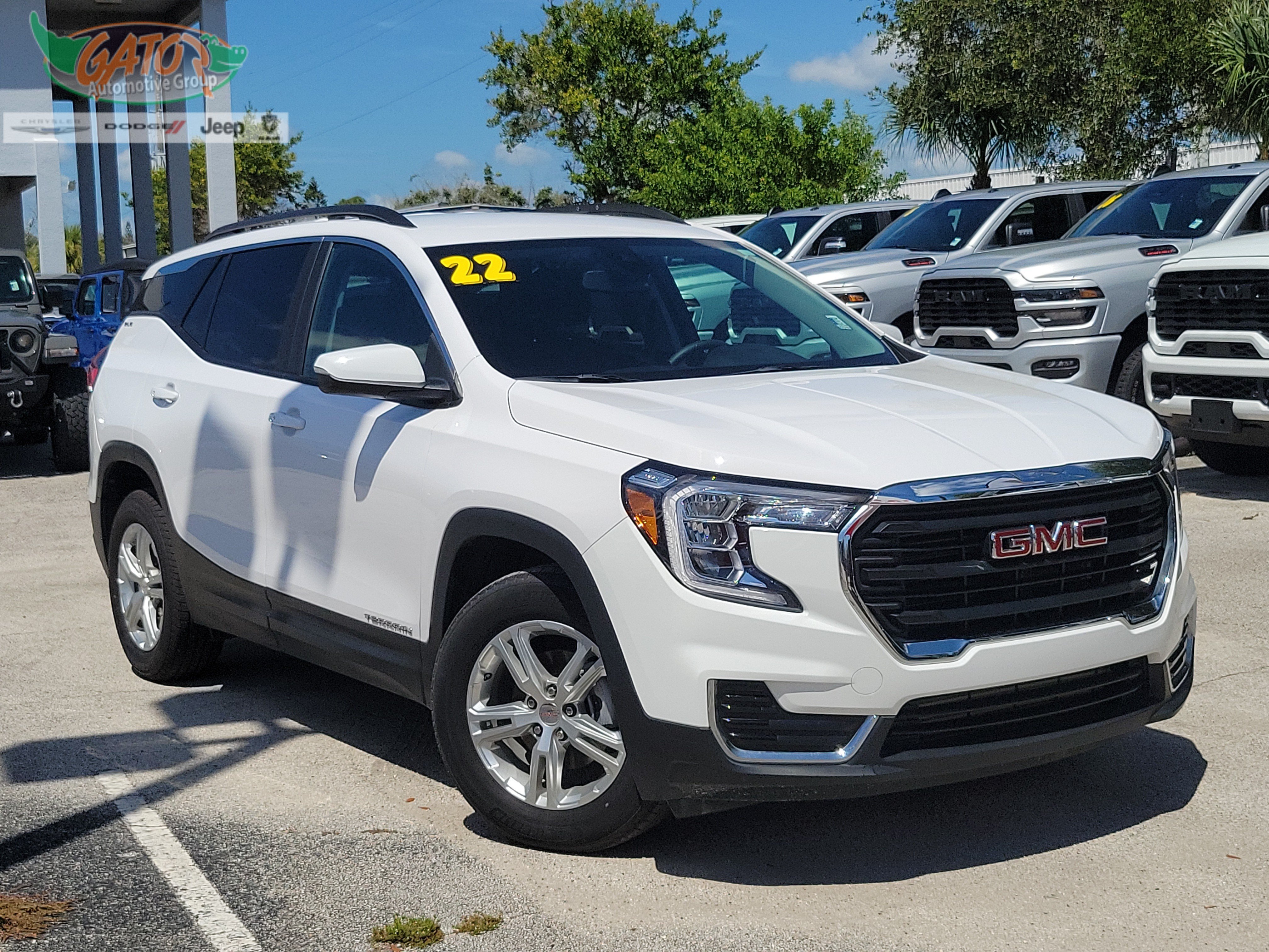 Used 2022 GMC Terrain SLE w/ Driver Convenience Package FWD image 1