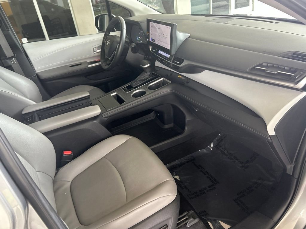 Used 2025 Toyota Sienna XLE FWD image 26
