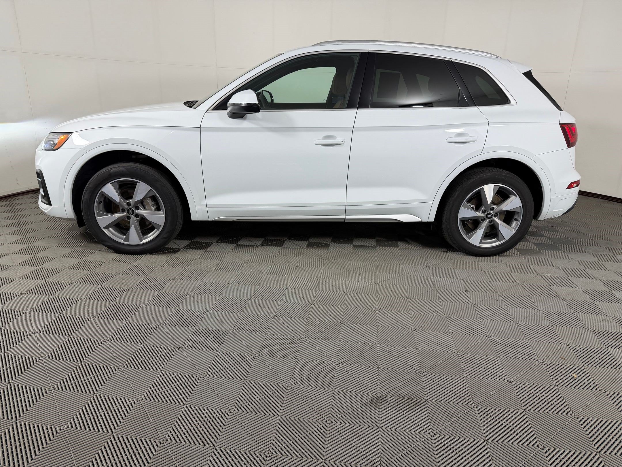 Used 2023 Audi Q5 2.0T Premium w/ Convenience Package AWD/4WD image 2