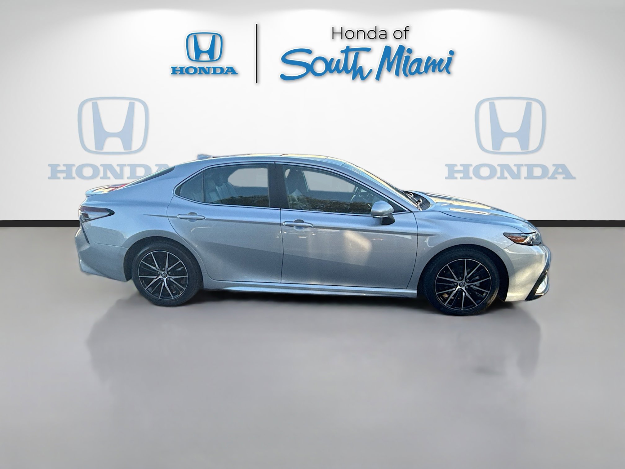 Used 2024 Toyota Camry SE w/ Convenience Package image 8