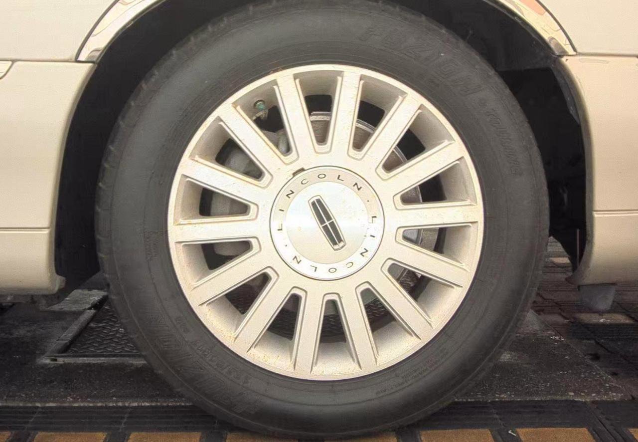 Used 2004 Lincoln Town Car Signature RWD image 9