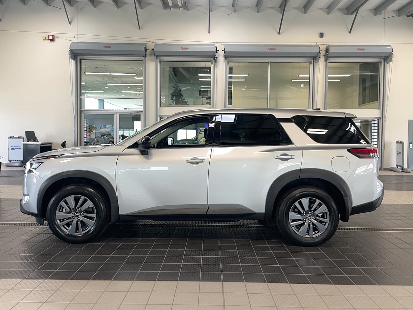 Used 2025 Nissan Pathfinder S AWD/4WD image 4