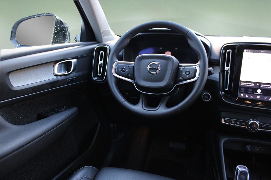 Certified 2025 Volvo XC40 B5 Plus AWD/4WD image 18