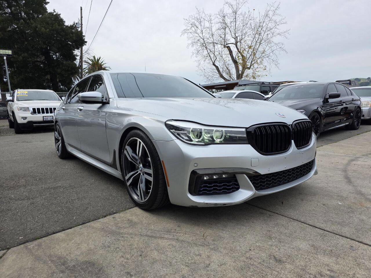 Used 2016 BMW 740i image 2