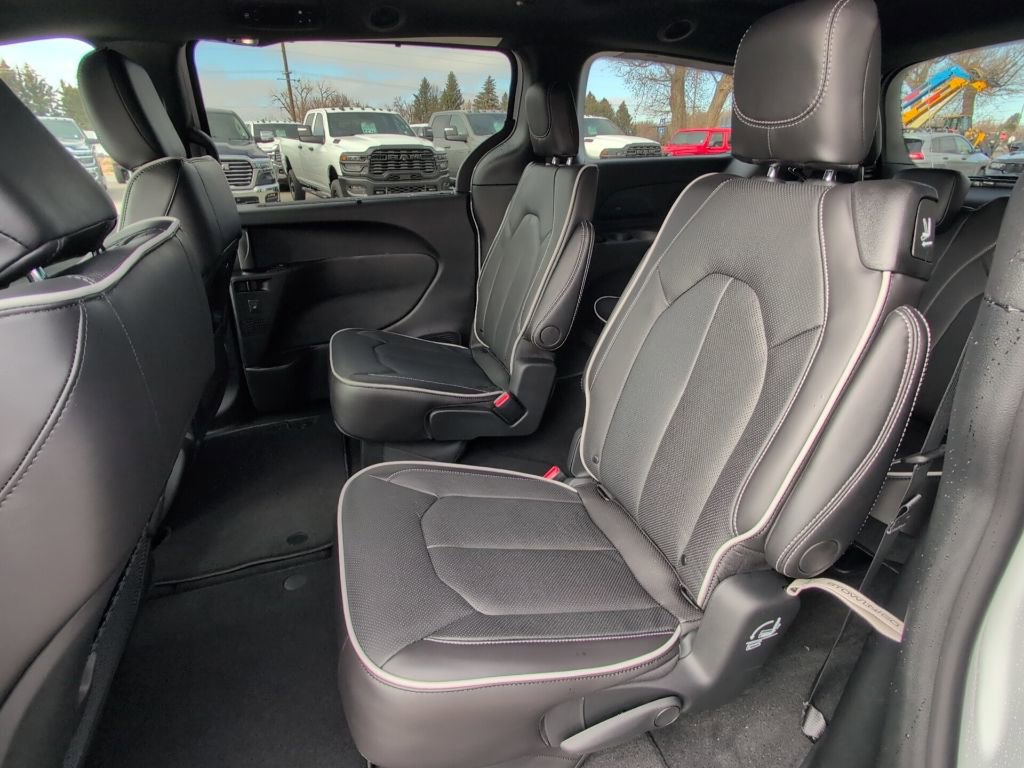 New 2026 Chrysler Pacifica Limited image 18