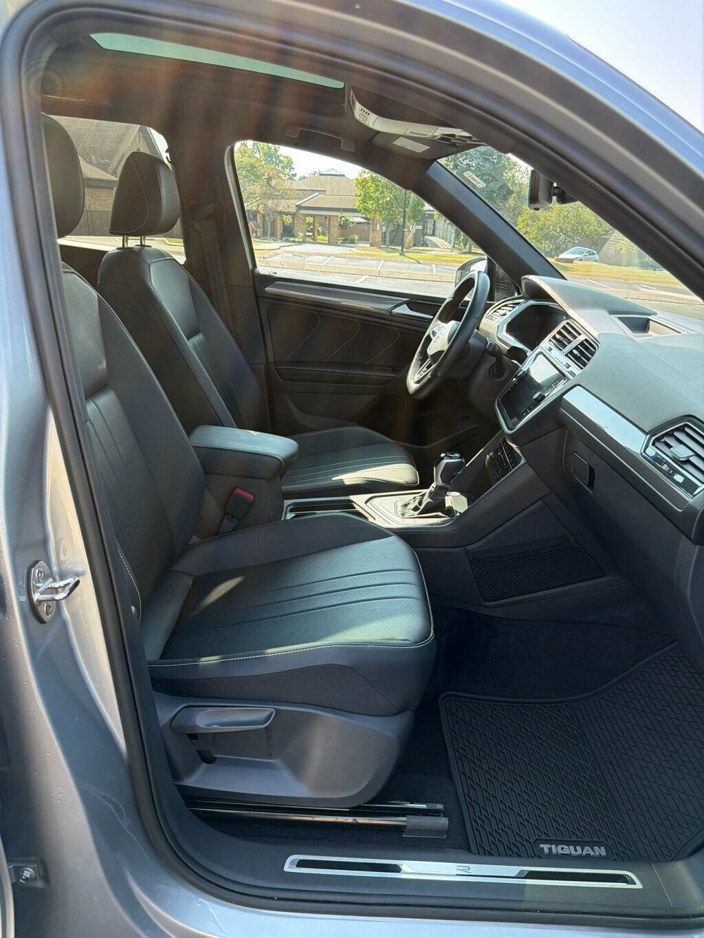 Used 2024 Volkswagen Tiguan SE R-Line FWD image 13