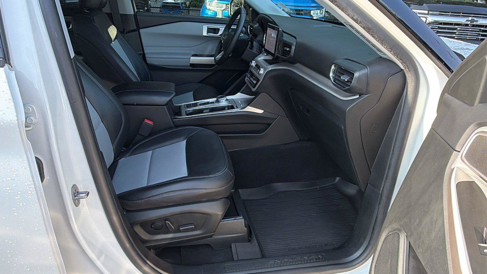 Used 2023 Ford Explorer XLT w/ Equipment Group 202A RWD image 19