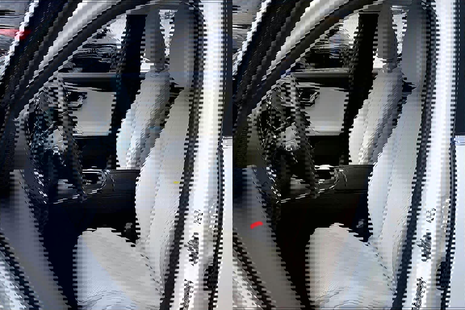 Used 2025 Mercedes-Benz E 350 4MATIC Sedan image 9