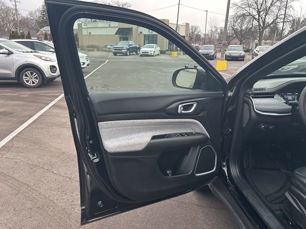 Used 2024 Jeep Compass Latitude image 13