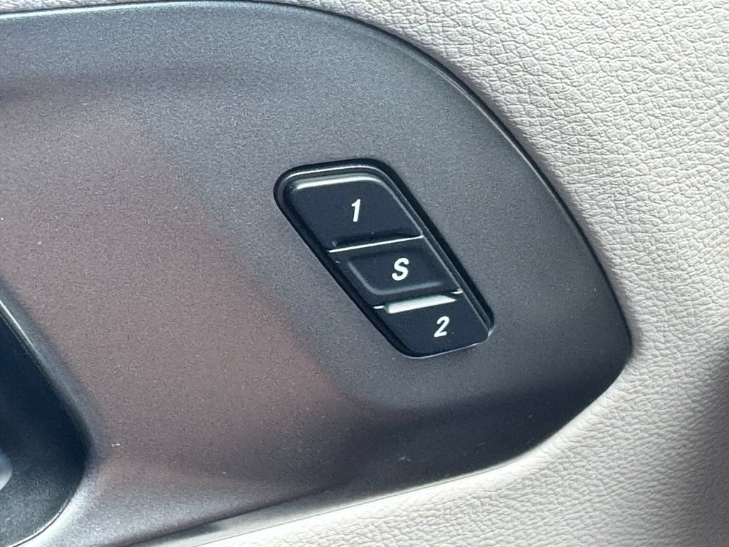 Used 2023 Chrysler Pacifica Touring-L AWD/4WD image 29