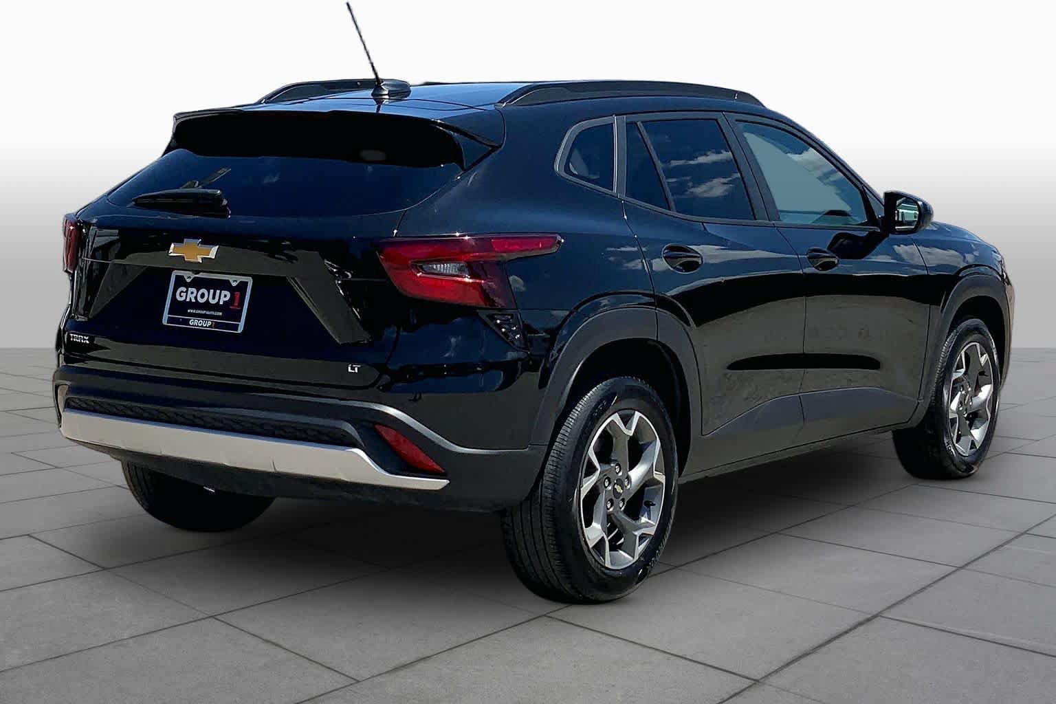 Used 2025 Chevrolet Trax LT FWD image 13
