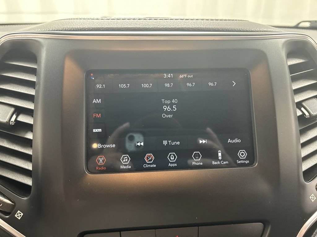 Used 2019 Jeep Cherokee Latitude Plus AWD/4WD image 14
